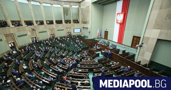Полският парламент гласува вчера намаляване с 20 на заплатите на