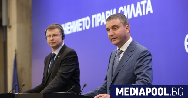 Еврокомисарят Валдис Домбровскис и министър Владислав Горанов (вдясно). Финансовият министър