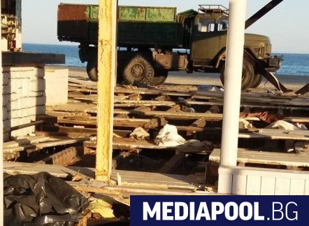 Разчистването на незаконни преместваеми обекти на морски плаж Слънчев бряг-север
