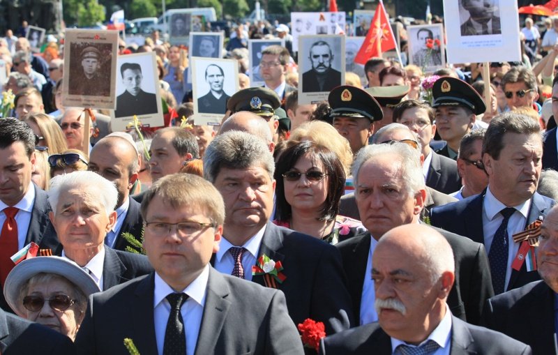 Корнелия Нинова и Таско Ерменков от БСП сред присъстващите пред паметника на Съветската армия, сн. БГНЕС