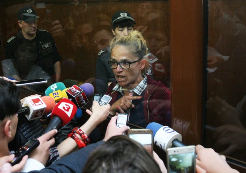 Десислава Иванчева се опитва да говори с журналистите в съдебната зала. Сн. БГНЕС