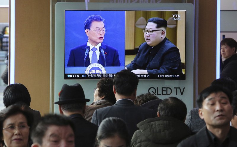 Двете Кореи откриха червена телефонна линия между лидерите си