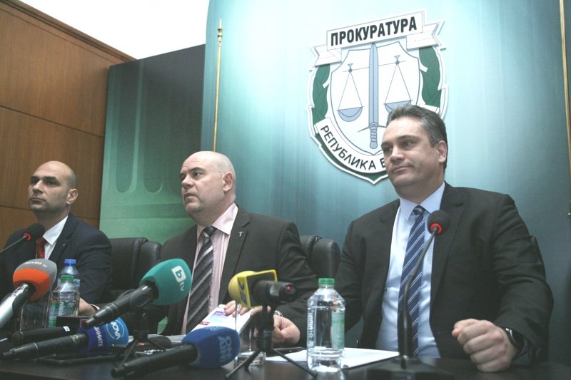 Шефовете на спецпрокуратурата и КПКОНПИ Иван Гешев (в средата) и Пламен Георгиев (вдясно). Сн.: БГНЕС