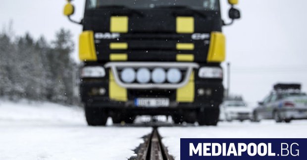 Електрифицирано шосе в Швеция, по което електрически камион, превозвайки товари