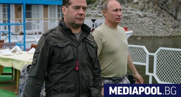 Медведев и Путин Руският президент Владимир Путин одобри предложения от