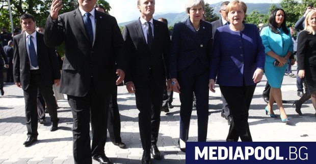 Българският министър-председател Бойко Борисов крачи по червения килим като широкоплещест