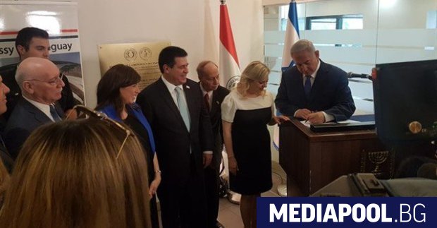 Парагвайският президент Орасио Картес в средата и израелският премиер Бенямин