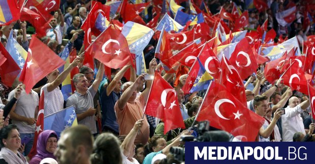 Президентът на Турция Реджеп Таийп Ердоган събра 15 хиляди привърженици