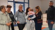 Изоставено в Лондон българско бебе е върнато у нас за осиновяване