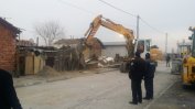 Започна събарянето на ромската махала във Войводиново