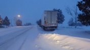 Пътувай трудно: Сняг и минусови температури сковаха България