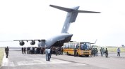 Някои полети от Кабул са подновени, а други страни спират евакуацията след атентатите