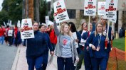 Изтощени от работа в Covid пандемията американци стачкуват