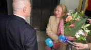 Гешев поздрави правосъдния министър с букет, тя му отговори с искане за оставка (видео)