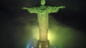 Статуята на Христос грейна в златисто и зелено. Тридневен траур за сбогуване с Пеле