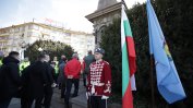 Желаещи да отдадат почит образуваха опашка пред паметника "Васил Левски"