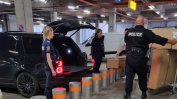 Полицаи носят новите мебели на бившата жена на Петьо Еврото