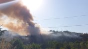 Голям пожар бушува край къщи в Русе, вероятно от искра от влак
