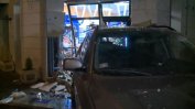 Кола се вряза в денонощен магазин