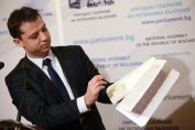 Делян Добрев с документите за Белене