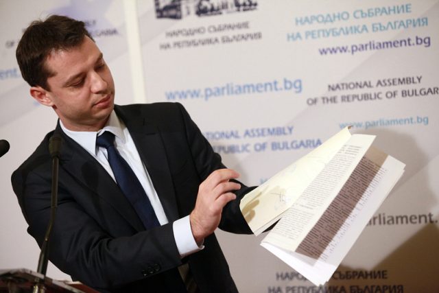 Делян Добрев с документите за Белене