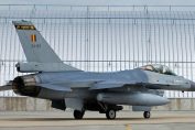 Белия белгийски F 16 самолет боен