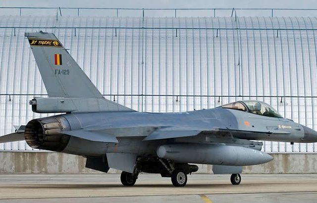 Белия белгийски F 16 самолет боен