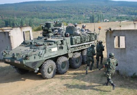 Stryker БТР САЩ учения оръжие танкове
