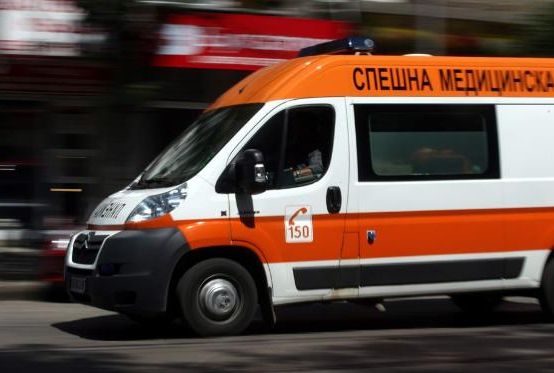 линейка бърза помощ болница лекари