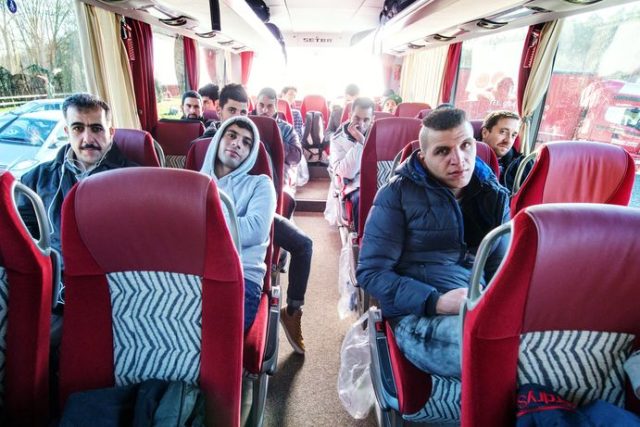 Автобус с бежанци изпратен на Меркел от баварски кмет
