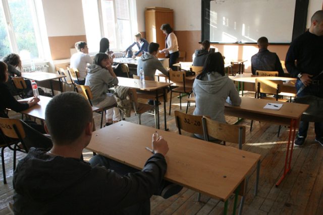 ученици изпит класна стая
