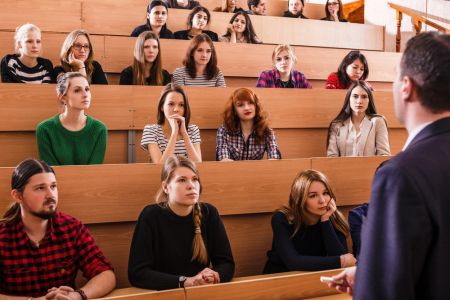 2780 лева става минималната заплата на преподавателите в университетите