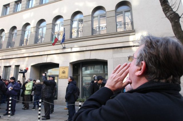 Десетки столични съдии протестират пред ВСС