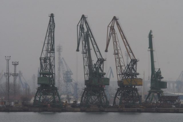 пристанище варна кранове море вода кораби