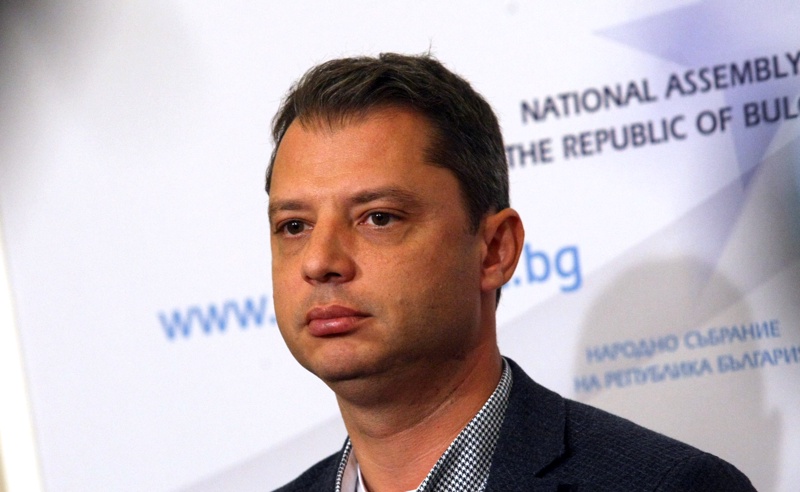 Парламентът прие оставката на Делян Добрев