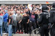 Кемниц Германия крайна десница насилие полиция хитлеристки поздрав