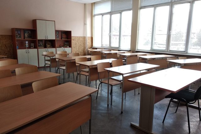 Училище, класна стая, чинове, образование