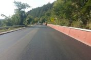 Преасфалтират пътя край Своге