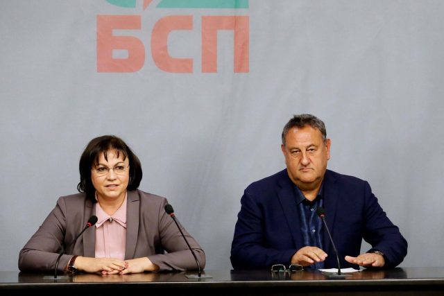 Корнелия Нинова на среща със строители