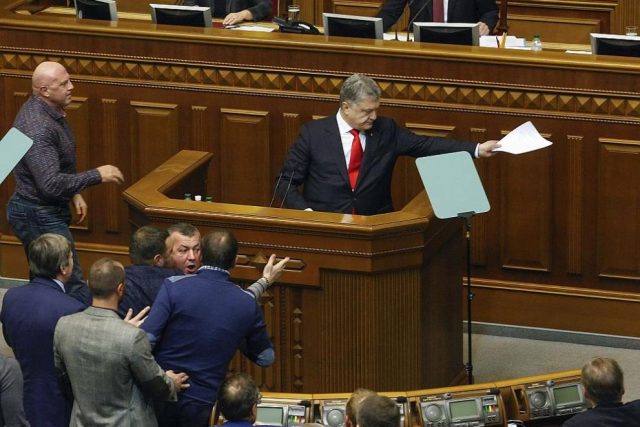Върховната Рада на Украйна въвежда военно положение