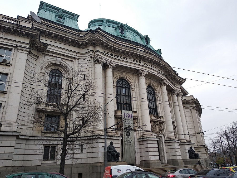 Вдигнаха заплатите на университетските преподаватели