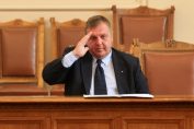 Каракачанов, козирува