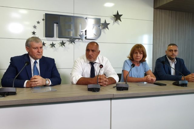 ГЕРБ и СДС подписаха споразумение за съвместно явяване на местните избори. Бойко Борисов, Румен Христов, Йорданка Фандъкова