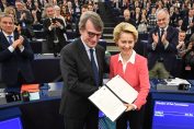 Урсуло фон дер Лайен получава поздравления от председателя на ЕП Давид Сасоли, сн. БГНЕС