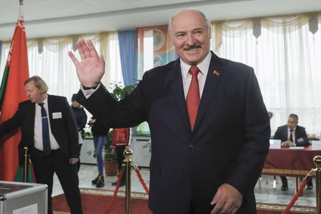 Президентът Александър Лукашенко след като е гласува на изборите в неделя
