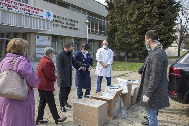 Дарение защитни облекла болница Стаар Загора