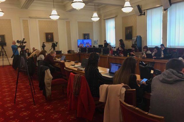 парламент, отделени журналисти