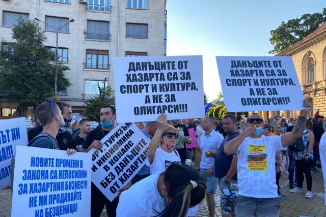 хазарт, игрални зали, протестиращи