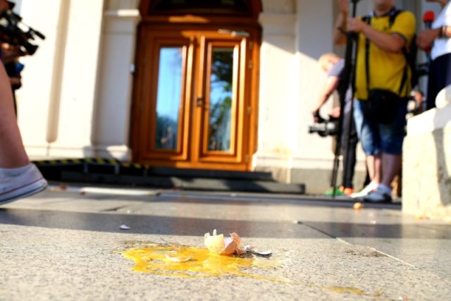 Протест, парламент