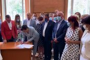 Даниела Дариткова подписва писмото с Борисовската конституция